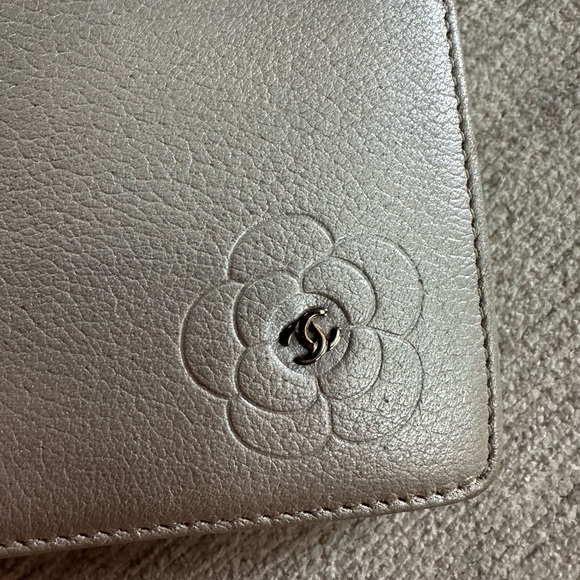 CHANEL Camelia Wallet Leather Silver CC - Picture 3 of 11